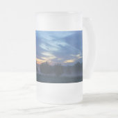 Morgendämmerung und Nebel Mattierte Tasse (VorderseiteRechts)