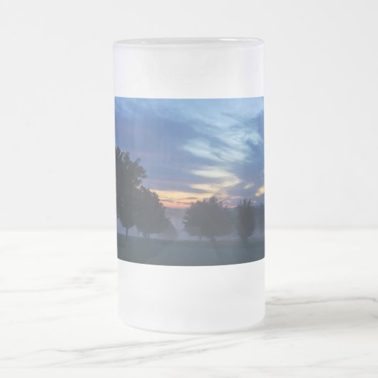 Morgendämmerung und Nebel Mattierte Tasse (Mittel)