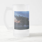 Morgendämmerung und Nebel Mattierte Tasse (Links)