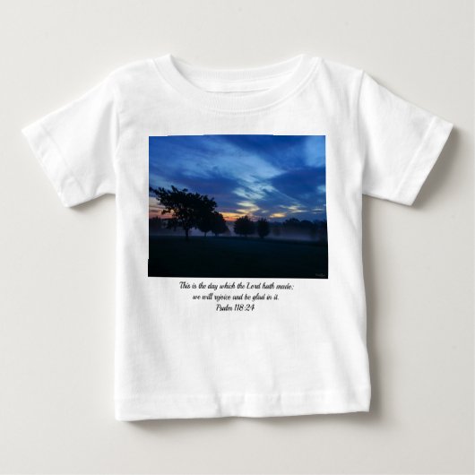 Morgendämmerung und Nebelausbruch Baby T-shirt (Vorderseite)