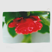 Morgengrauen rote Rose mit Taubstropfen Golfhandtuch (Horizontal)