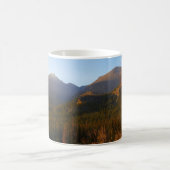 Morgenlicht auf den Rocky Mountains im Herbst Kaffeetasse (Mittel)