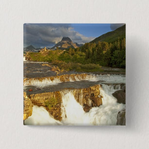Morgenlicht begrüßt Swiftcurrent Falls in der Button