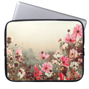 Morgenlicht, blühender rosa Kosmos. Laptopschutzhülle