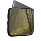 Morgenlicht durch Bäume im Dschungel Laptopschutzhülle (Vorne Rechts)