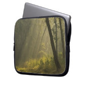 Morgenlicht durch Bäume im Dschungel Laptopschutzhülle (Vorderseite Links)