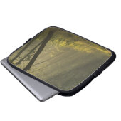 Morgenlicht durch Bäume im Dschungel Laptopschutzhülle (Vorne Knopf)