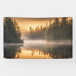 Morgennebel am Fluss in den Pinien Banner