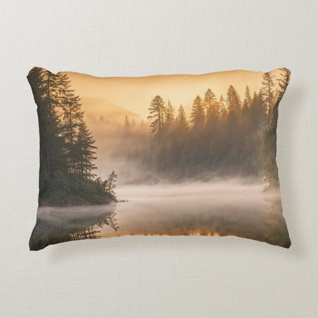 Morgennebel am Fluss in den Pinien Dekokissen (Vorderseite)