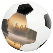 Morgennebel am Fluss in den Pinien Fußball (Dreiviertel)
