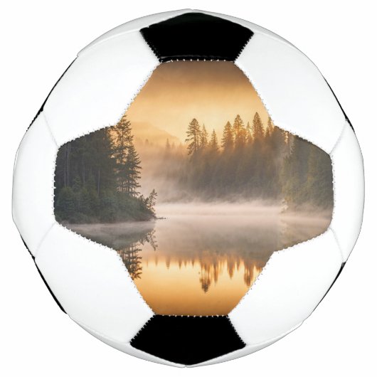Morgennebel am Fluss in den Pinien Fußball (Vorderseite)