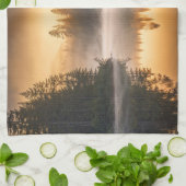 Morgennebel am Fluss in den Pinien Geschirrtuch (Gefaltet)