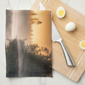 Morgennebel am Fluss in den Pinien Geschirrtuch (Viertel Falte)