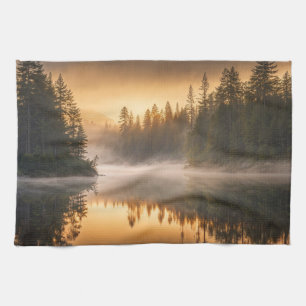 Morgennebel am Fluss in den Pinien Geschirrtuch