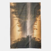 Morgennebel am Fluss in den Pinien Geschirrtuch (Vertikal)