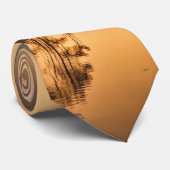 Morgennebel am Fluss in den Pinien Krawatte (Gerollt)