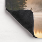 Morgennebel am Fluss in den Pinien Mousepad (Ecke)