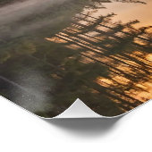 Morgennebel am Fluss in den Pinien Poster (Ecke)
