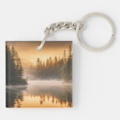 Morgennebel am Fluss in den Pinien Schlüsselanhänger (Rückseite)