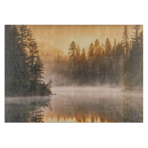 Morgennebel am Fluss in den Pinien Schneidebrett