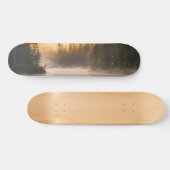 Morgennebel am Fluss in den Pinien Skateboard (Horizontal)