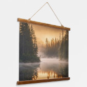 Morgennebel am Fluss in den Pinien Wandteppich Mit Holzrahmen (Gewinkelt)
