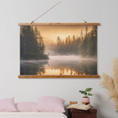 Morgennebel am Fluss in den Pinien Wandteppich Mit Holzrahmen (Schlafzimmer)