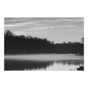 Morgennebel auf einem Fluss in Schwarzweiß Fotodruck