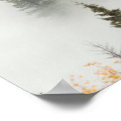 Morgennebel bedeckt Bergwald Poster (Ecke)