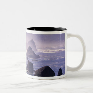 Morgennebel entlang der Küste von Oregon bei Nesi Zweifarbige Tasse