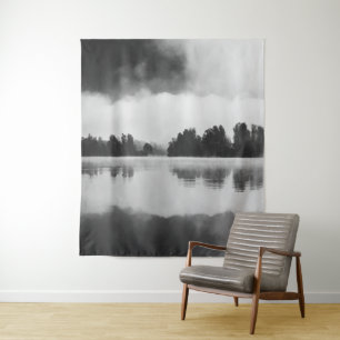 Morgennebel über dem See in Schwarzweiß Wandteppich