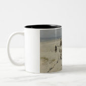 Morgenreiten am Strand (von Anton Mauve) Zweifarbige Tasse (Links)