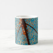 Morgens brauner Baum unter blauem Himmel Kaffeetasse (Mittel)