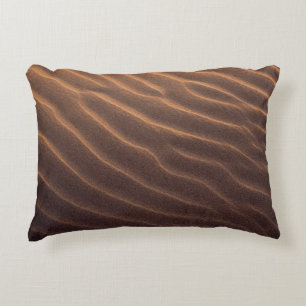 Morgens brauner Sand mit Wasser Dekokissen