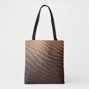 Morgens brauner Sand mit Wasser Tasche