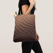 Morgens brauner Sand mit Wasser Tasche (Von Nahem)