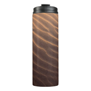 Morgens brauner Sand mit Wasser Thermosbecher