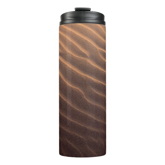 Morgens brauner Sand mit Wasser Thermosbecher (Vorderseite)