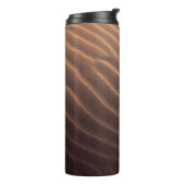 Morgens brauner Sand mit Wasser Thermosbecher (Nach links gedreht)