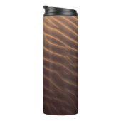 Morgens brauner Sand mit Wasser Thermosbecher (Nach rechts gedreht)
