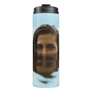 Morgens Frau im Körper Thermosbecher