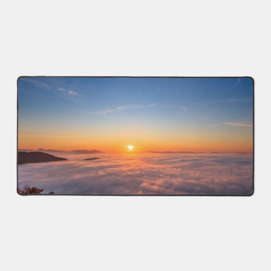 Morgens Höhepunkt über Wolken Schreibtischunterlage (Vorderseite)