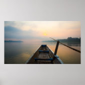 Morgens mit dem Boot vom See Poster (Vorne)