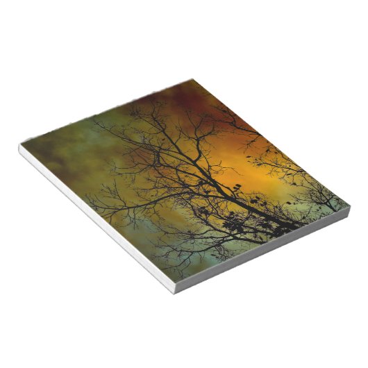 Morgens stürmisch mit einem Baumnotizblock Notizblock (angewinkelt)