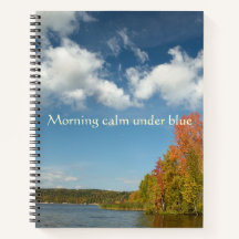 Morgenstille unter blauem Herbstseeufer 