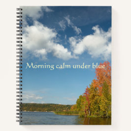Morgenstille unter blauem Herbstseeufer  Notizblock