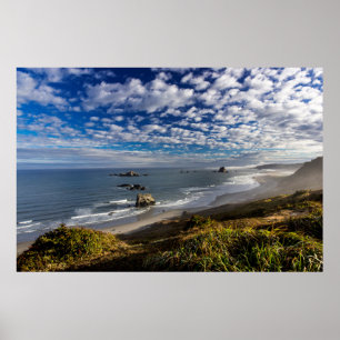 Morgenwolken und Nebel am Strand Poster