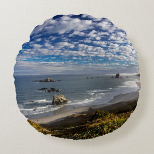 Morgenwolken und Nebel am Strand Rundes Kissen