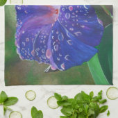 Morning Glory (Ipomoea Purpurea) Petals und Dew Dr Geschirrtuch (Gefaltet)