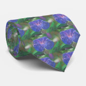 Morning Glory (Ipomoea Purpurea) Petals und Dew Dr Krawatte (Gerollt)